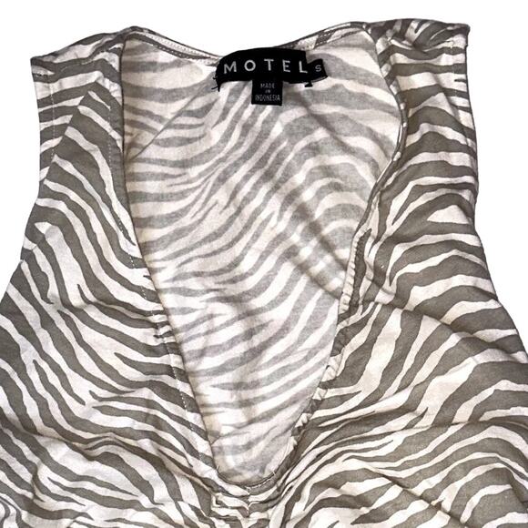 MOTEL Mini Dress V-Neck Bodycon Zebra Cinched Striped Animal Print Grey White S - Picture 5 of 7